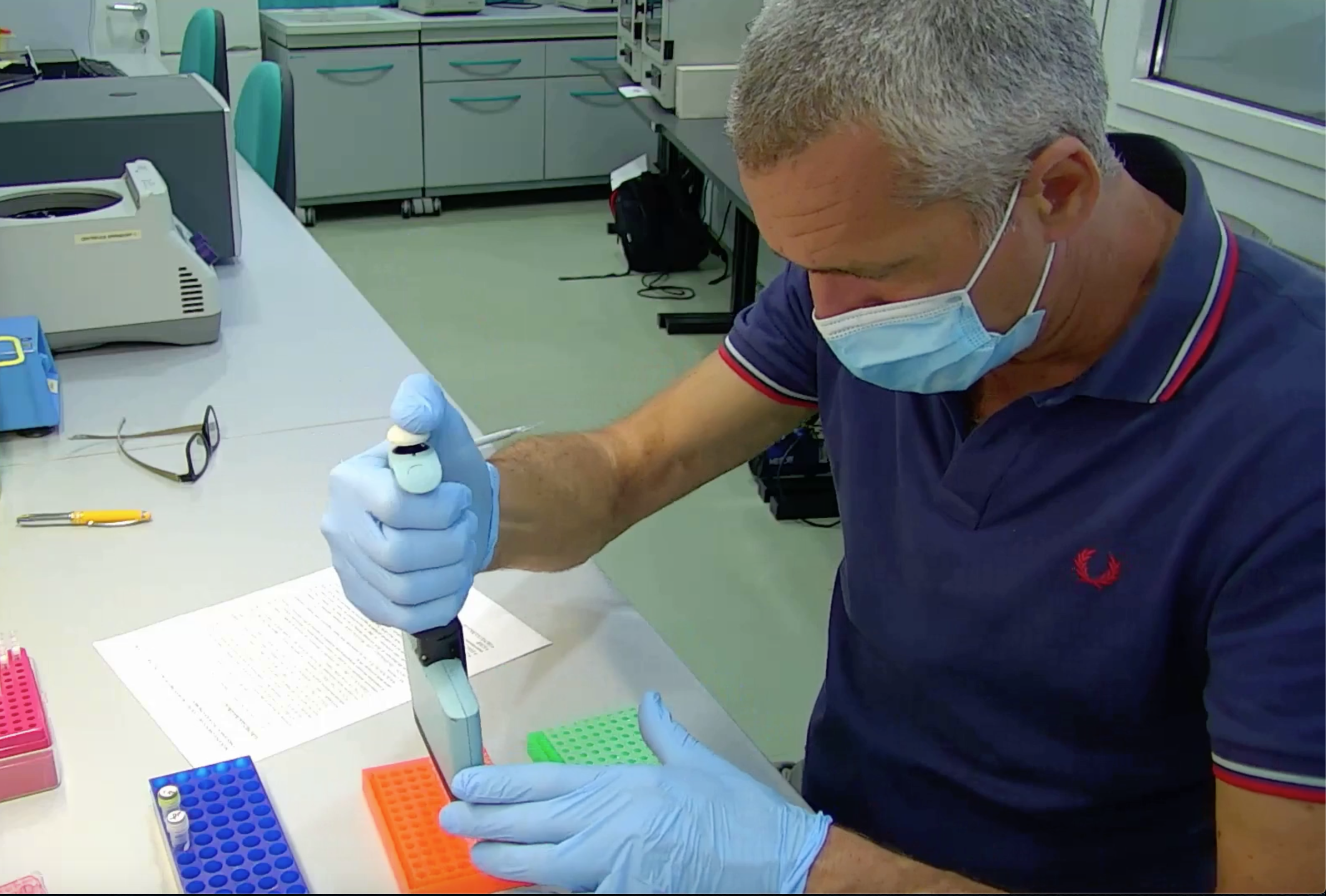Un ricercatore prepara i campioni per il sequenziamento
