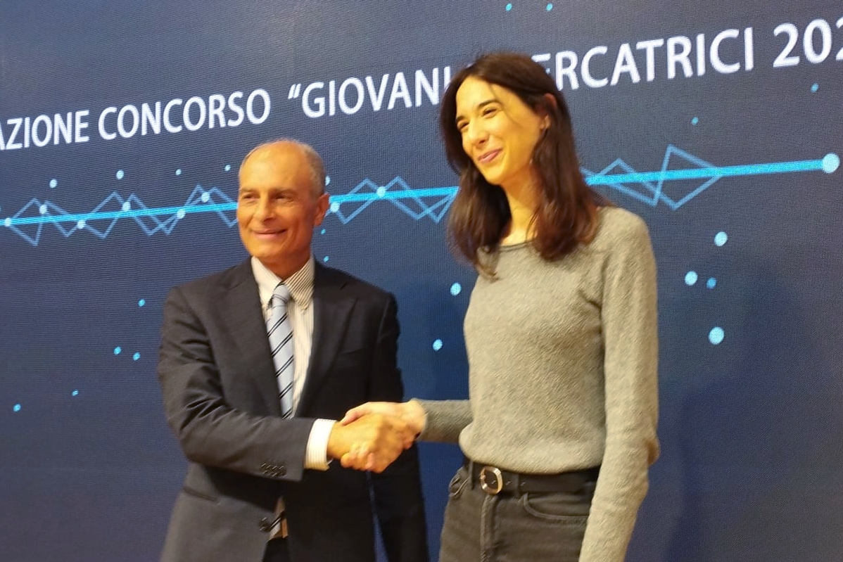 Giacomo Cao premia la vincitrice Silvia Gervasoni