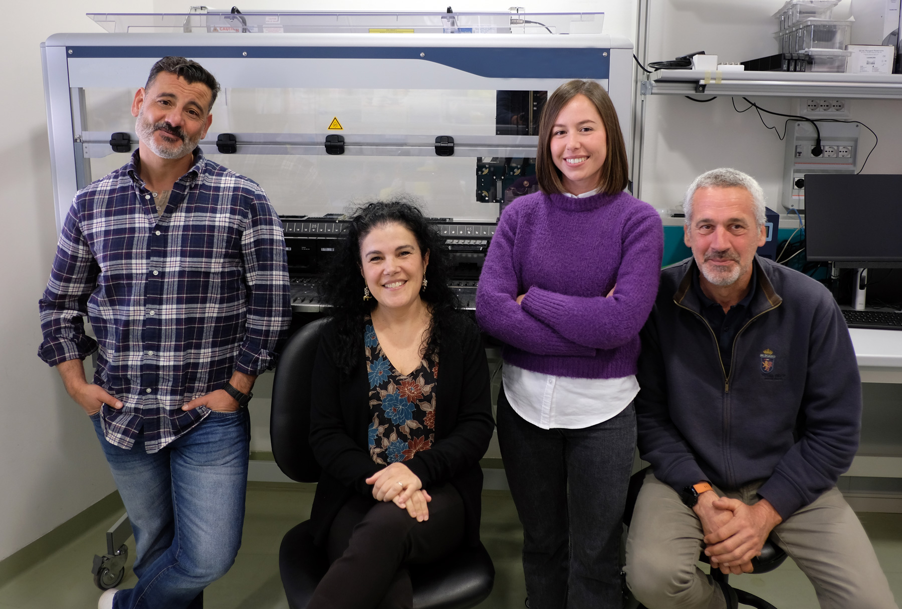 Foto del gruppo di lavoro del laboratorio di sequenziamento, composto da: Lidia Leoni, dirigente; Roberto Cusano, tecnologo responsabile del laboratorio; Jessica Milia, tecnologa; Rossano Atzeni, tecnologo.