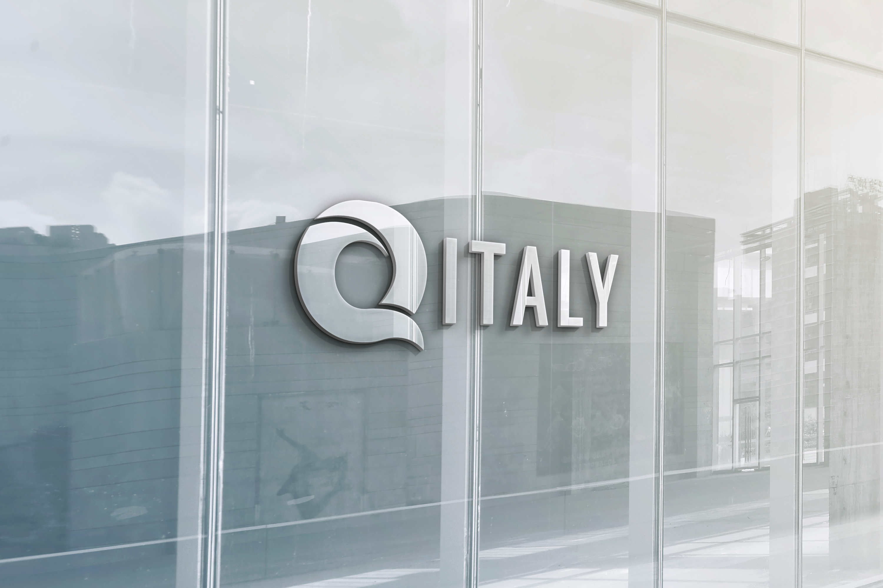 Logo QItaly che emerge da una vetrata