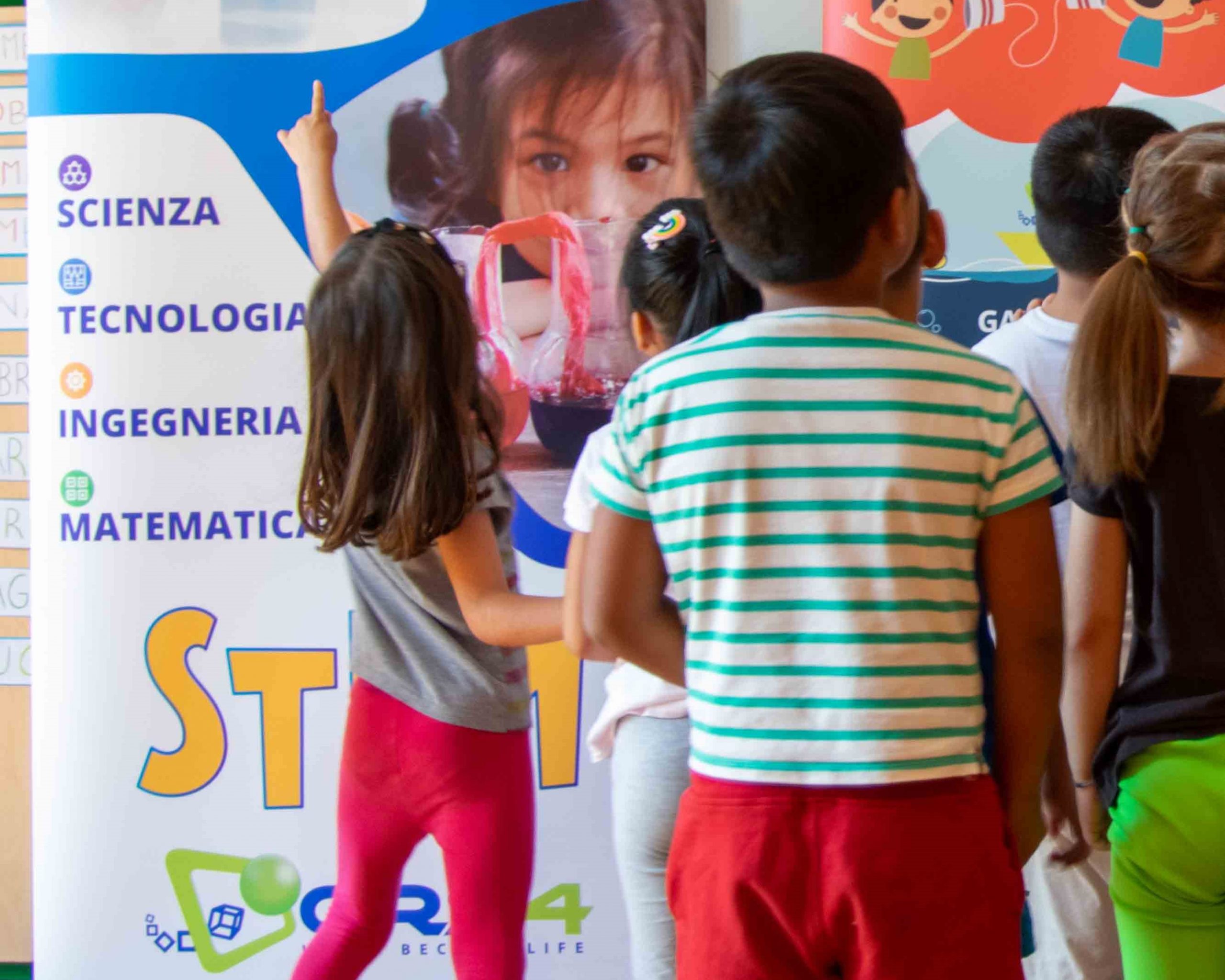 Bambini che assistono a un esperimento