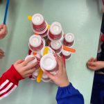 Possiamo costruire una torre stabile con barattoli di plastica?