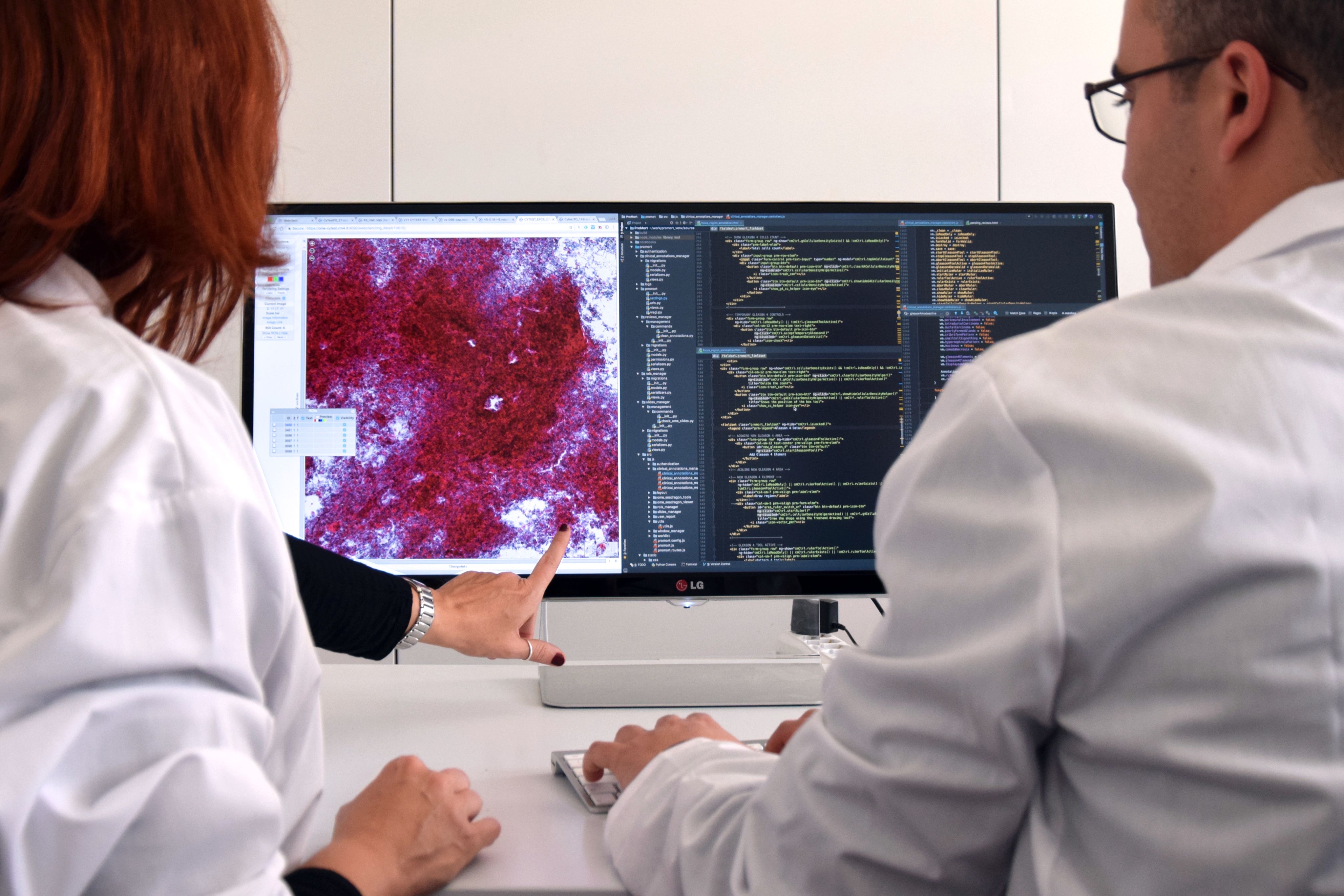 Ricercatori lavorano al computer alla CRS4 Digital Pathology Platform