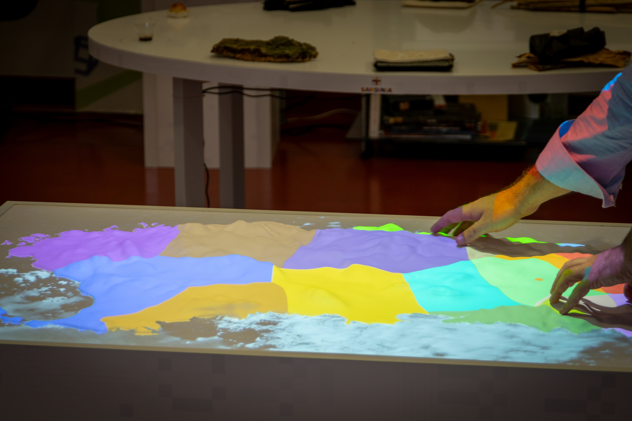 Interazione tattile su superficie 3D rappresentante la Sardegna