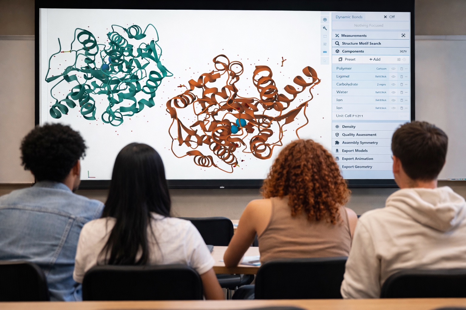 Banner per scuola NGMM 2026 che mostra un gruppo di studenti che assiste a una lezione di molecular modelling.