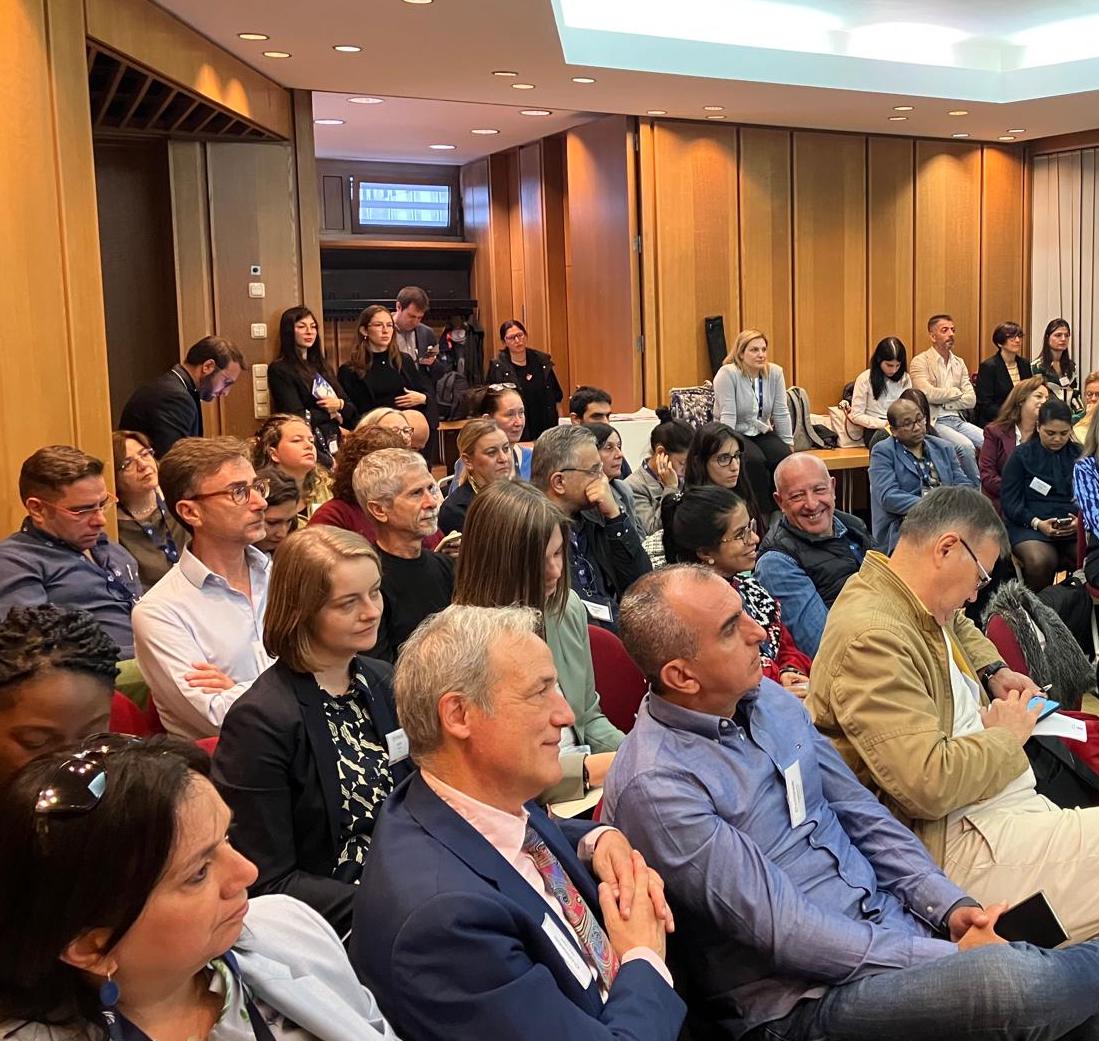Sala affollata con i partecipanti all'evento finale del progetto ARSINOE
