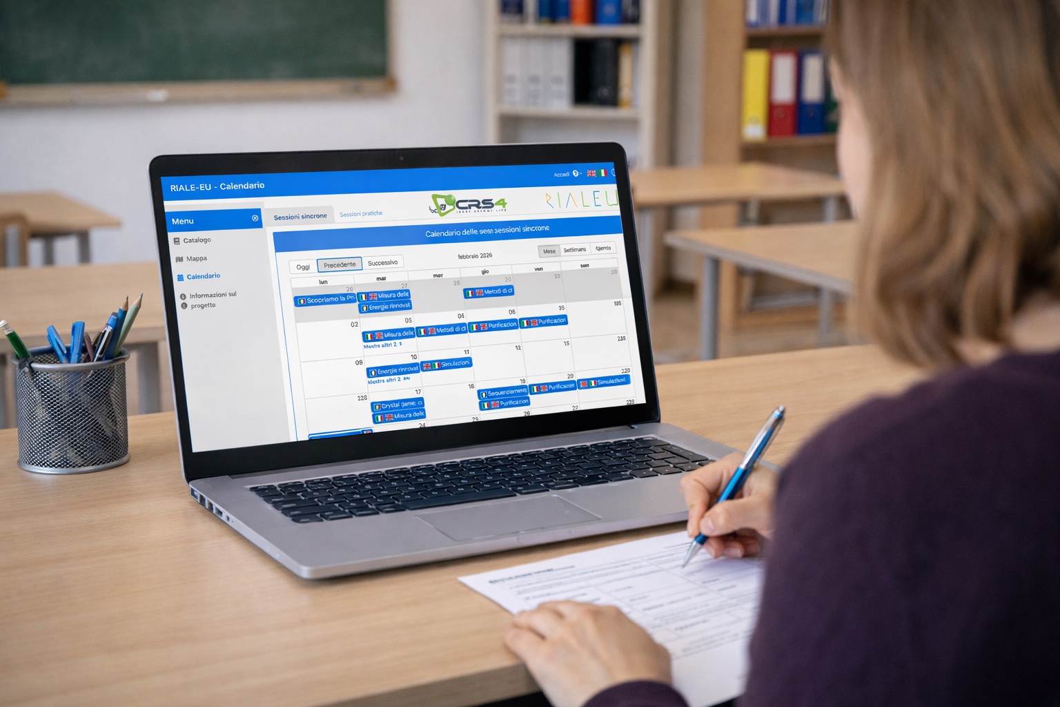 Insegnante in un'aula scolastica consulta il calendario delle date del progetto RIALE-EU prendendo nota
