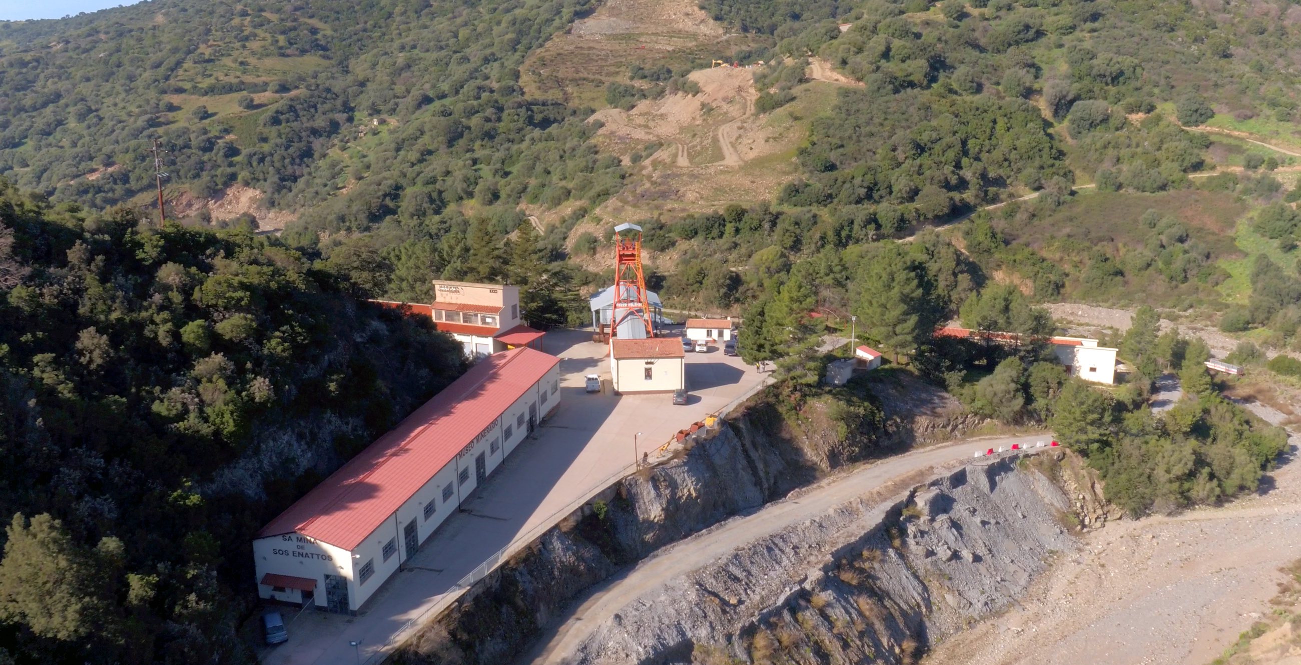 Veduta aerea della miniera di Sos Enattos, in Sardegna, uno dei siti candidati a ospitare l’Einstein Telescope, il futuro osservatorio europeo per la rivelazione delle onde gravitazionali.
